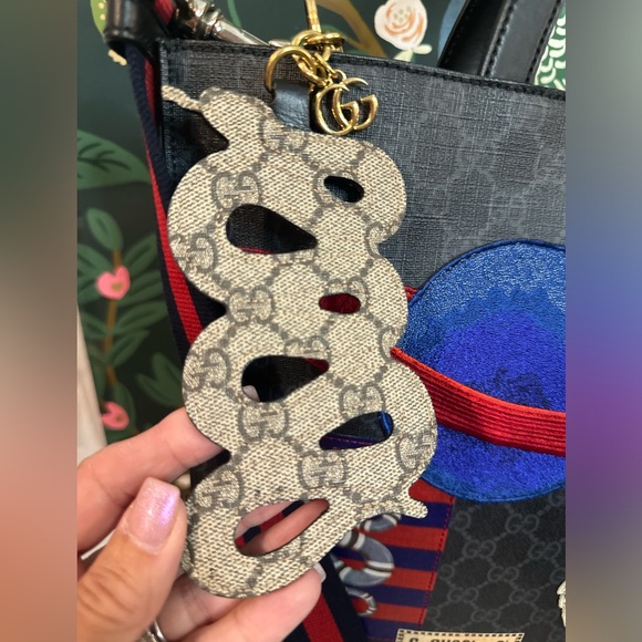 GUCCI🐅LIMITED EDITION GG Supreme Night Courrier TOTE WALLET & BAG CHARM! - Picture 13 of 17